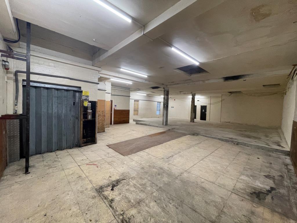 Lot: 145 - VACANT COMMERCIAL PREMISES IN HIGH STREET LOCATION - Upper parts of commercial unit